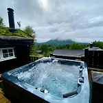 Three Bedroom House With Jacuzzi In , Pets Allowed Dom wakacyjny *