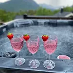 Three Bedroom House With Jacuzzi In , Pets Allowed Dom wakacyjny *