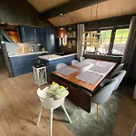 Three Bedroom House With Jacuzzi In , Pets Allowed Dom wakacyjny