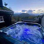 Three Bedroom House With Jacuzzi In , Pets Allowed
